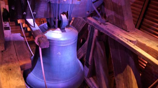 Zvon Augustin je zavěšen na zvonové stolici tvořené dubovou trámovou konstrukcí