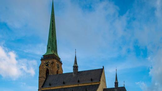 Věž kostela je výškou 102 metrů českých rekordmanem