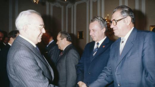 Prezident Gustáv Husák zdraví s předsedou Slovenské národní rady Viliamem Šalgovičem, rok 1982