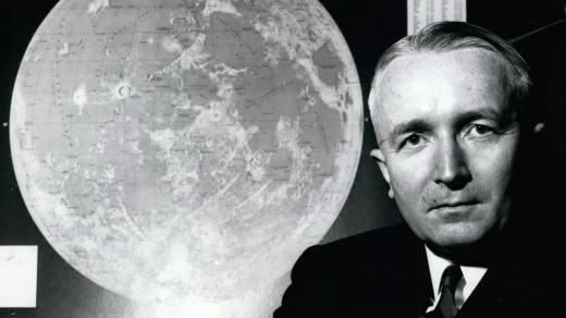 Profesor Zdeněk Kopal před jednou ze svých lunárních map, kterou používal i program Apollo (21. 12. 1975)