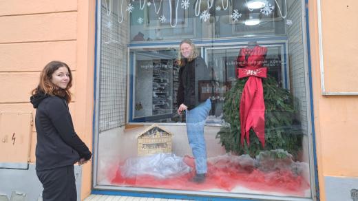 Střední škola Horažďovice propojuje teorii s praxí. Studenti grafického designu instalují vánočně laděné výlohy