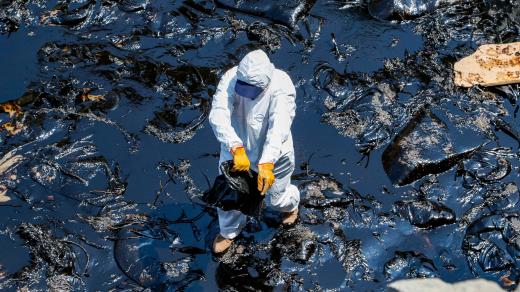 Ropná skvrna z tankeru zasáhla na 18 tisíc čtverečních kilometrů peruánských pláží