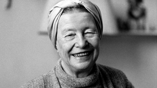 Spisovatelka, feministka a filozofka Simone de Beauvoir v roce 1983