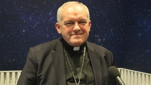 Arcibiskup Josef Nuzík ve studiu Českého rozhlasu Olomouc