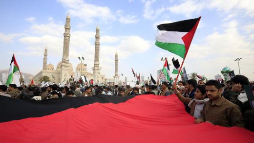 Shromáždění v jemenském městě Saná kontrolovaném Húsíy na podporu palestinskému lidu