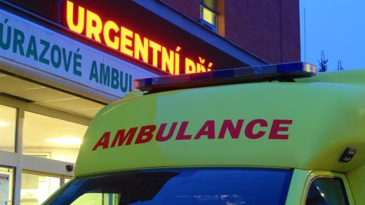 Baťova nemocnice Tomáše Bati ve Zlíně - vůz ambulance u urgentního příjmu