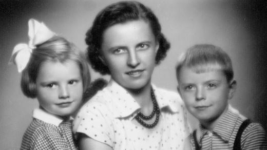 Jan Kozlík s matkou a sestrou v roce 1953