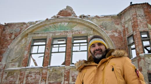 Roman Procházka ze Spolku Eliáška před zchátralou budovou bývalé továrny na lustry Elias Palme v Kamenickém Šenově