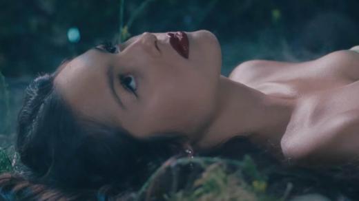 Olivia Rodrigo ve videoklipu k písni vampire