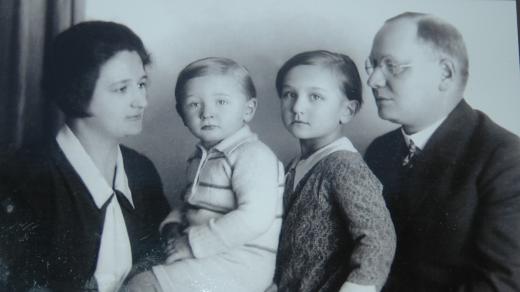 Hana Lustigová-Hnátová s rodiči a bratrem Arnoštem