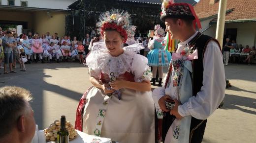 V Němčičkách si krojovaná děvčata „kupují“ své zavedení stárkem k tanci