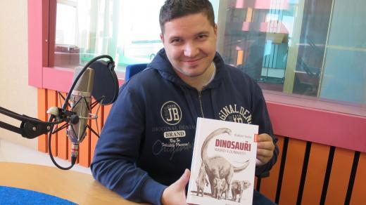 Vladimír Socha se svojí novou knihou Dinosauři - rekordy a zajímavosti ve studiu Českého rozhlasu Hradec Králové