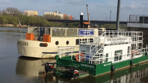 Loewentin a Werner kotví na nábřeží pod královským zámkem ve Varšavě