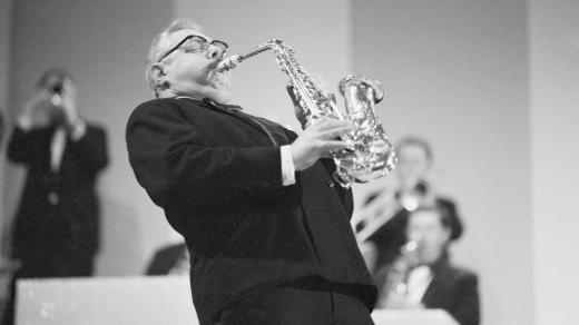 Šéfdirigent tanečního orchestru Československého rozhlasu Karel Krautgartner hraje na saxofon při koncertu ankety Zlatý slavík 1968.