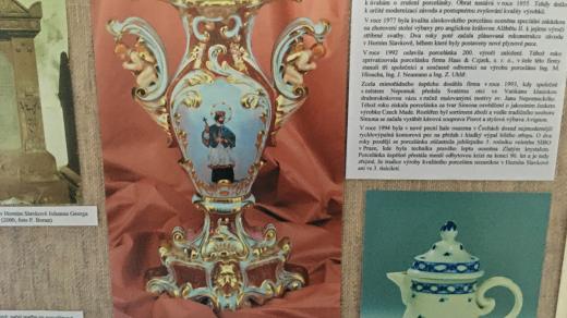 Vázu zdobenou motivy sv. Jana Nepomuckého obdržel papež Jan Pavel II.