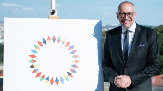 Ministr pro evropské záležitosti Mikuláš Bek představuje logo českého předsednictví Radě EU