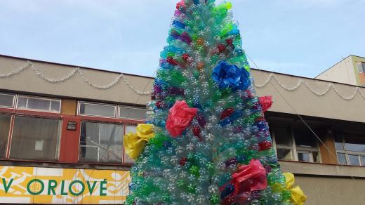 Vánoční strom z více než 2,5 tisíce PET lahví postavili v Orlové