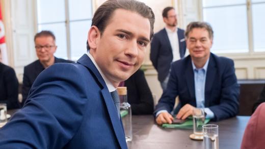 Šéf rakouských lidovců Sebastian Kurz (vlevo). V pozadí sedí budoucí vicekancléř a šéf Zelených Werner Kogler