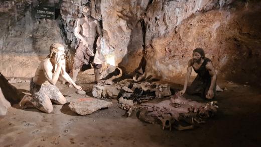 Vypodobení pravěkého pohřebiště v Mladečských jeskyních