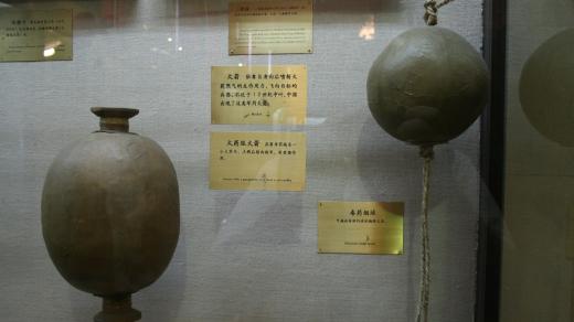 Rekonstrukce podoby historických čínských bomb, jejichž náplň tvořil střelný prach