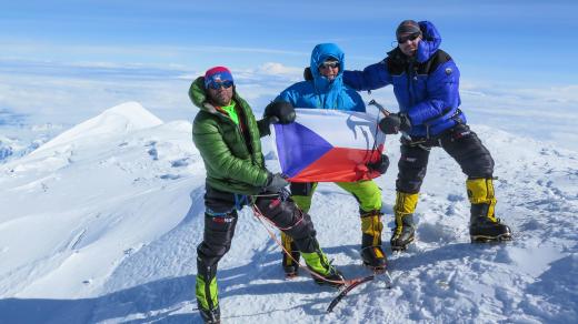 Horolezec Radek Jaroš (uprostřed) na Denali, nejvyšším vrcholu Severní Ameriky