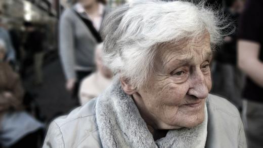 Seniorka, důchodce (ilustrační foto)