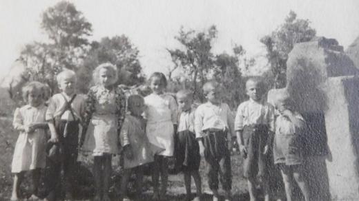 Děti v Údolí smrti u Dukelského průsmyku v roce 1946