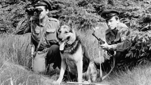 Příslušníci pohraniční stráže hlídají v roce 1982 hranici se Spolkovou republikou Německo