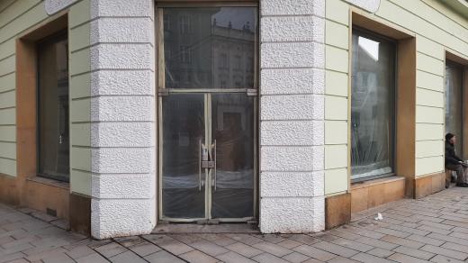 Jedna z uzavřených prodejen v centru Olomouce