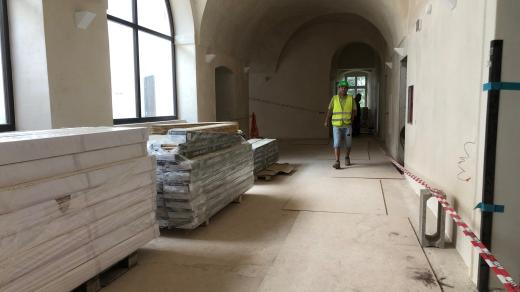 Stavbaři a řemeslníci dokončují práce na opravě kláštera Paulánů v Nové Pace