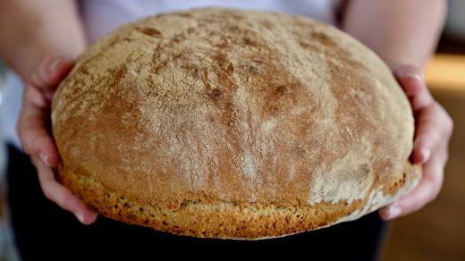 Domácí, velmi jednoduchý pecen chleba