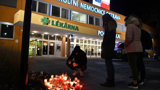Lidé zapalují svíčky před Fakultní nemocnicí v Ostravě