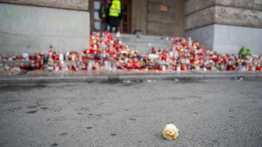 Před hlavní budovu Filozofické fakulty Univerzity Karlovy na náměstí Jana Palacha začal úklid piety ke střelbě v prostorách školy