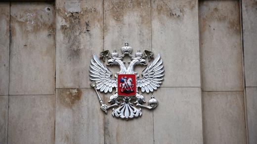 Znak na ruské ambasádě v Praze