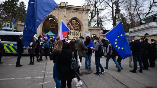 Před ambasádou se sešla asi stovka demonstrantů
