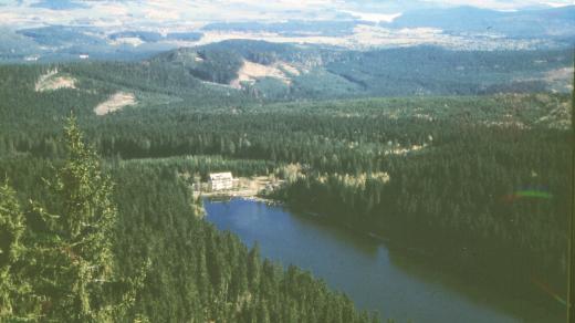 Plešné jezero s vojenskou rotou na hrázi, 90. léta