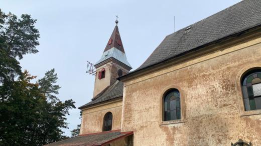 Věž kostela svatého Šimona a Judy ve Starém Rokytníku u Trutnova by mohla vypadat jinak