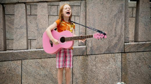 Dívka hrající na kytaru