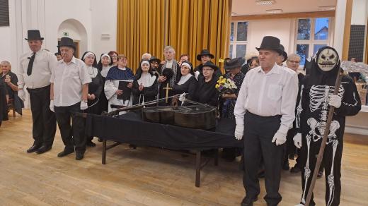 Pochovávání basy na seniorském plese v Paskově