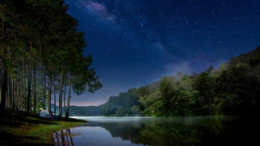 Jezero, noční obloha, příroda (ilustrační foto)