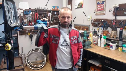 Lukáš Peška opravuje a prodává kola, jako jeho děda a otec