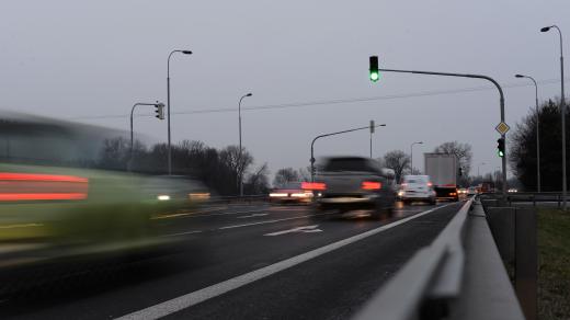 Světelná křižovatka na silnici I/37 u Dražkovic