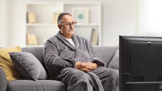 Starší muž sleduje televizi