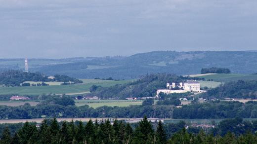 Úsovský zámek a Holubice v pozadí