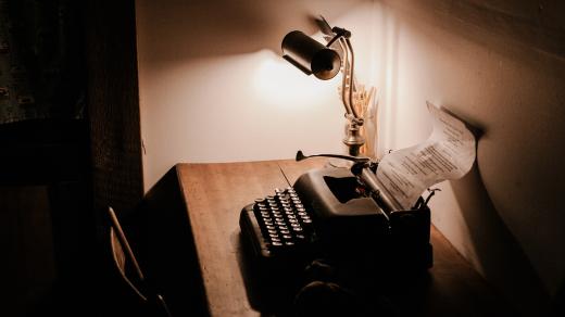 Psací stroj, psací stůl, lampa, kancelář