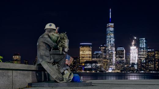 Socha hasiče připomíná události 11. září 2001 v New Yorku