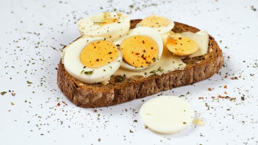 Chléb s máslem a vejci, vajíčka, máslo, svačina, snídaně, cholesterol. Ilustrační foto