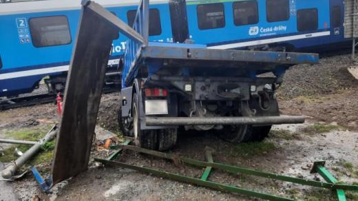 Ve Vikýřovicích na Šumpersku se střetlo nákladní auto s osobním vlakem