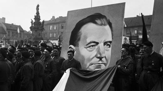 Milicionáři s obřím portrétem Klementa Gottwalda přicházejí na prvomájovou oslavu v Kladně