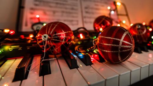 Vánoční ozdoby na pianu